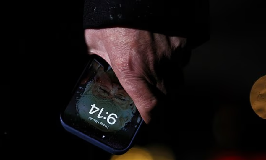 FOTOJA  e pazakontë në ekranin e  iPhone-it të Trump bëhet