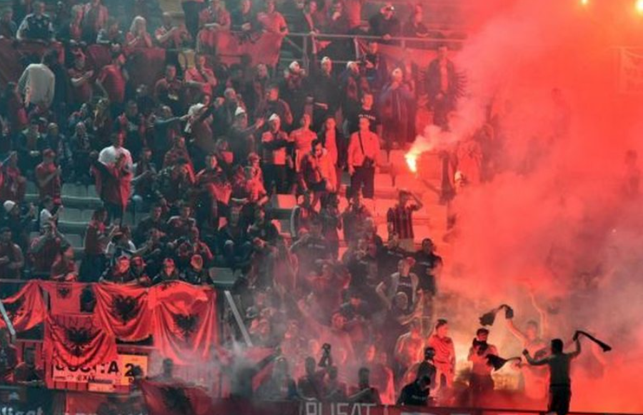 FSHF i la jashtë stadiumit për ndeshjen me Serbinë, ultrasit