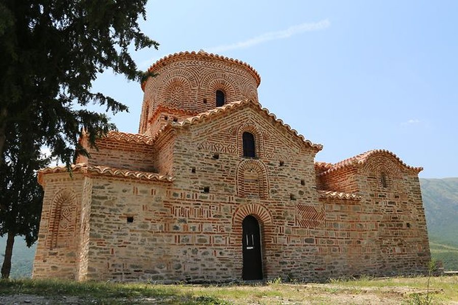 Vidhte kishat e fshatit, shpallet në kërkim hajduti 21-vjeçar