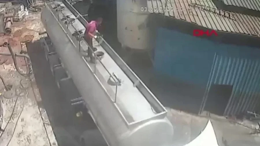 Video tronditëse/ Hapi kapakun e kamionit cisternë me cigare në