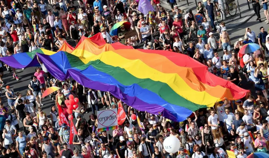 BE merr vendimin: Projektligji i Hungarisë kundër LGBTQ+ shkel të