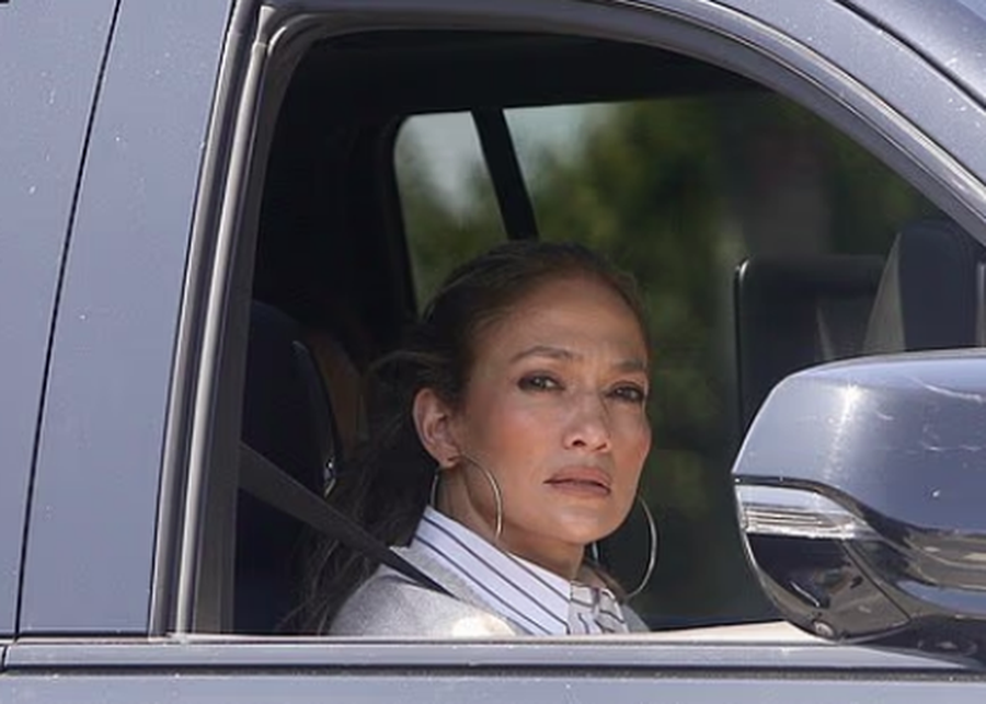 "Rregullohem për vete"/ Jennifer Lopez del në publik pas