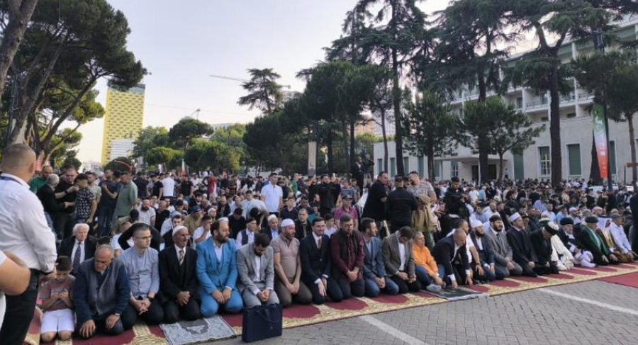 Festohet Kurban Bajrami, mijëra besimtarë falin namazin në