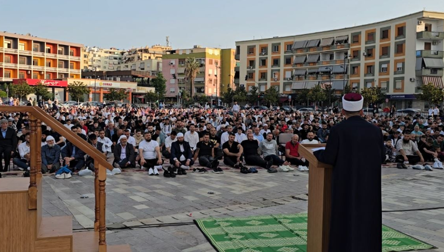 Mijëra besimtarë në qarqe të ndryshme falin namazin,