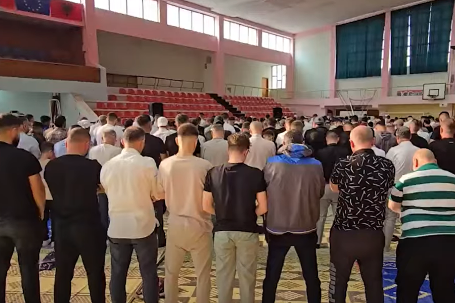 Mijëra besimtarë në qarqe të ndryshme falin namazin,