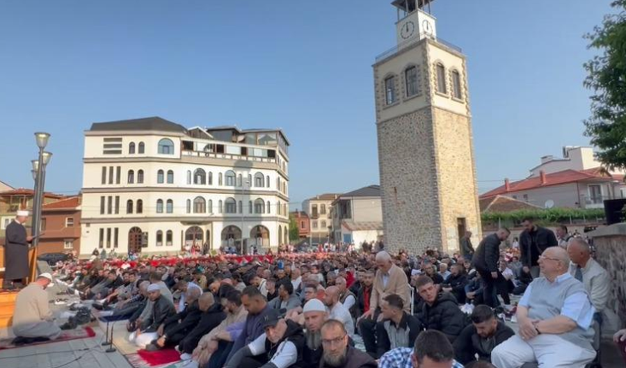 Mijëra besimtarë në qarqe të ndryshme falin namazin,