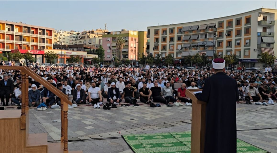 Mijëra besimtarë në qarqe të ndryshme falin namazin,