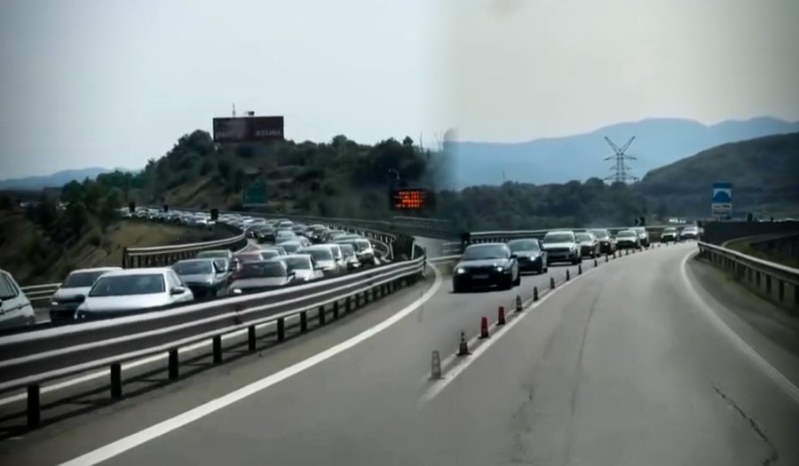 VIDEOLAJM/ Trafik në Rrugën e Kombit, shqiptarët e Kosovës