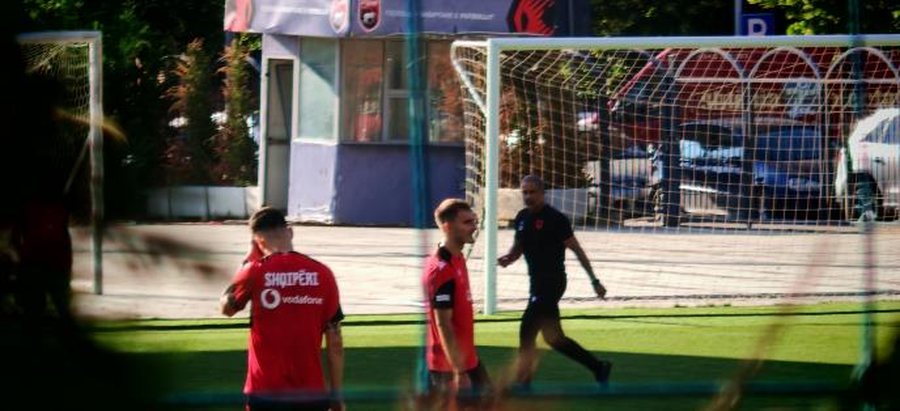 Media serbe 'spiunon' shqiptarët në mes të