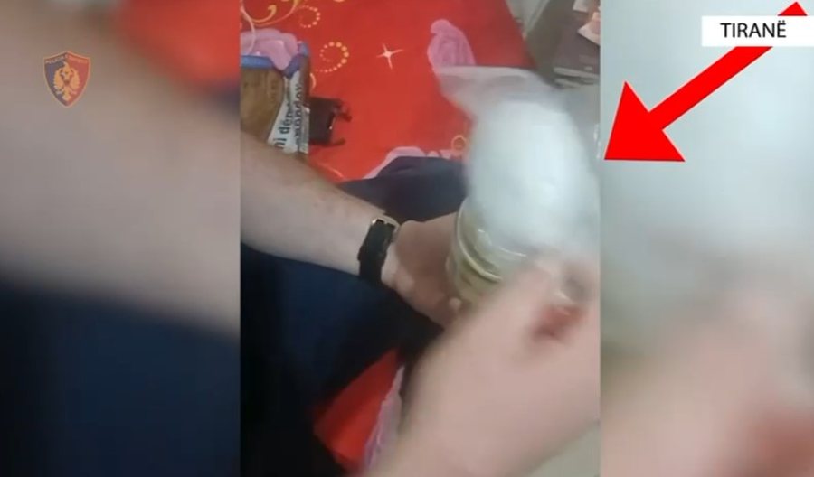 Kapet “djali i lagjes” me kokainë, thika dhe para në