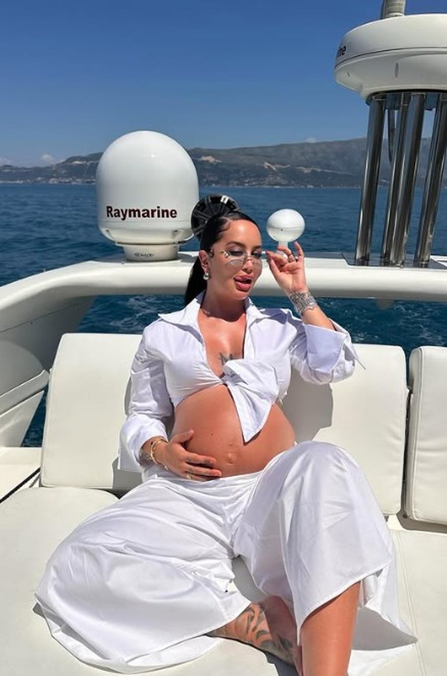 Me barkun e rrumbullakosur, Dafina Zeqiri shijon pushimet me partnerin e saj,