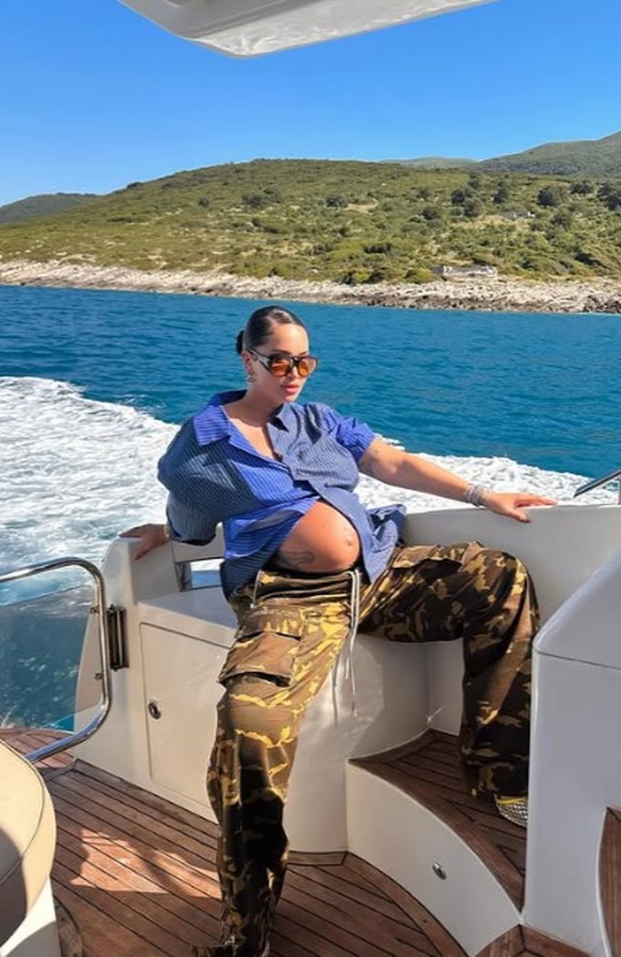 Me barkun e rrumbullakosur, Dafina Zeqiri shijon pushimet me partnerin e saj,