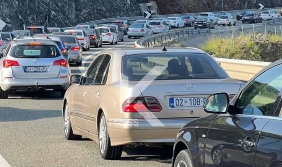 Trafik "kilometrik" në Rrugën e Kombit, mijëra