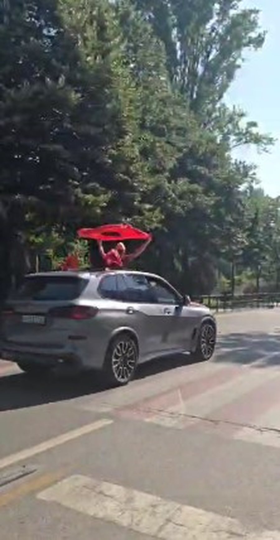 FOTO/ Atmosferë elektrizuese në rrugët e Tiranës,