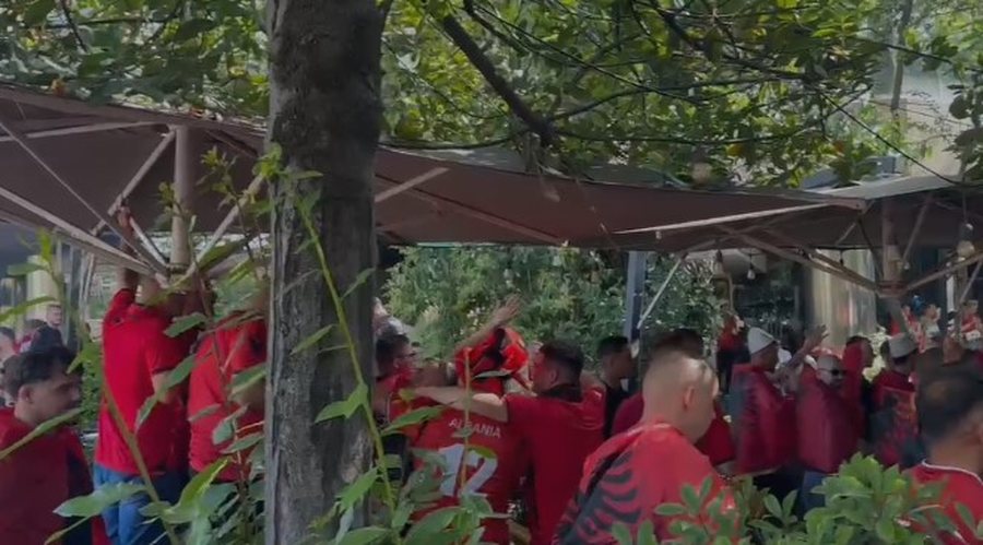 FOTO/ Atmosferë elektrizuese në rrugët e Tiranës,