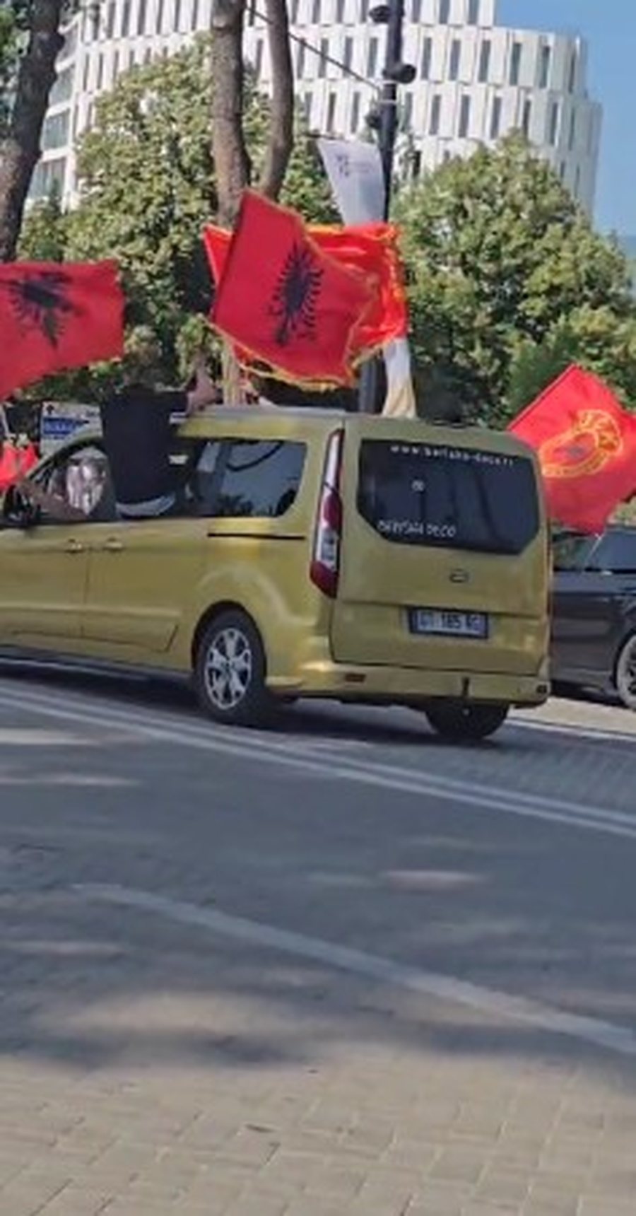 FOTO/ Atmosferë elektrizuese në rrugët e Tiranës,