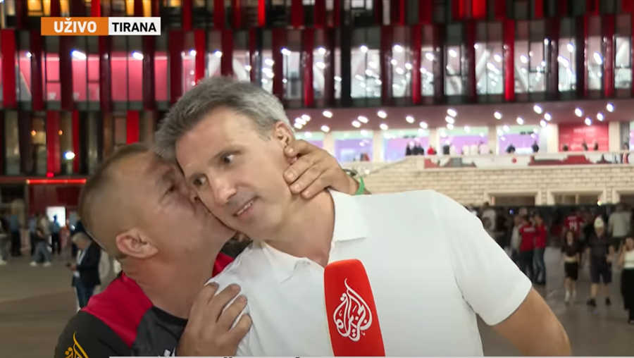 Një gjest paqeje në zemër të Tiranës: Tifozi shqiptar