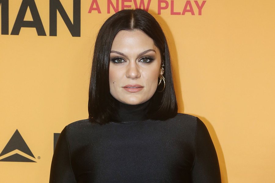 Jessie J shpërthen mes betejës me kancerin: Po përballem me
