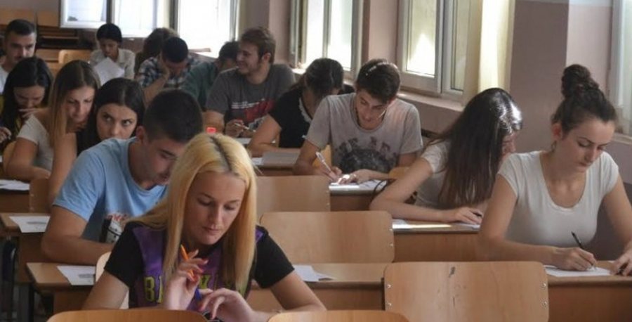 FOTOT/ S’ka surpriza, vijon avazi! Dalin tezat e provimit të