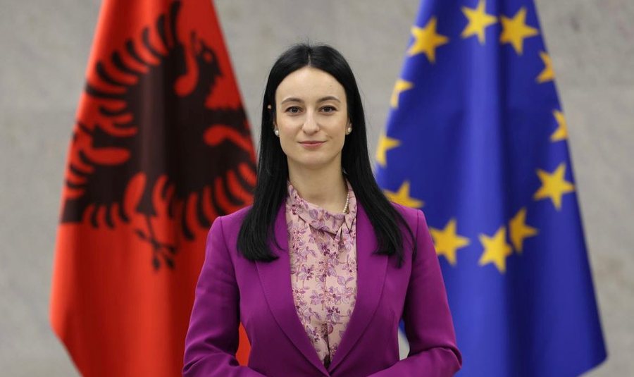 Romina Kuko u largua pas marrjes së mandatit të deputetit, Megi Fino