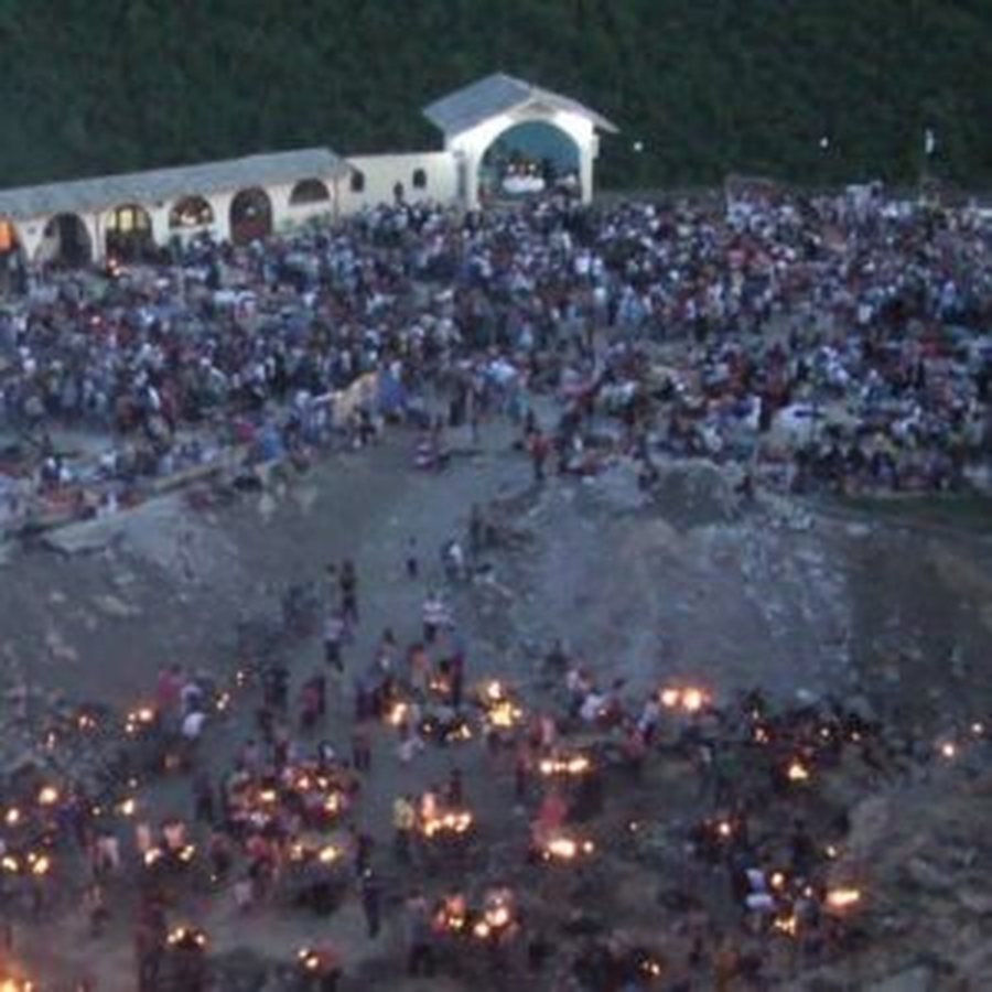 VIDEO/ "Na ndihmoftë", mijëra besimtarë mblidhen