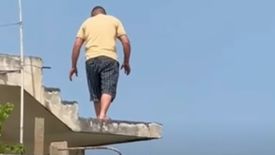 I riu tentoi të vetëvritet duke u hedhur nga tarraca, shmanget
