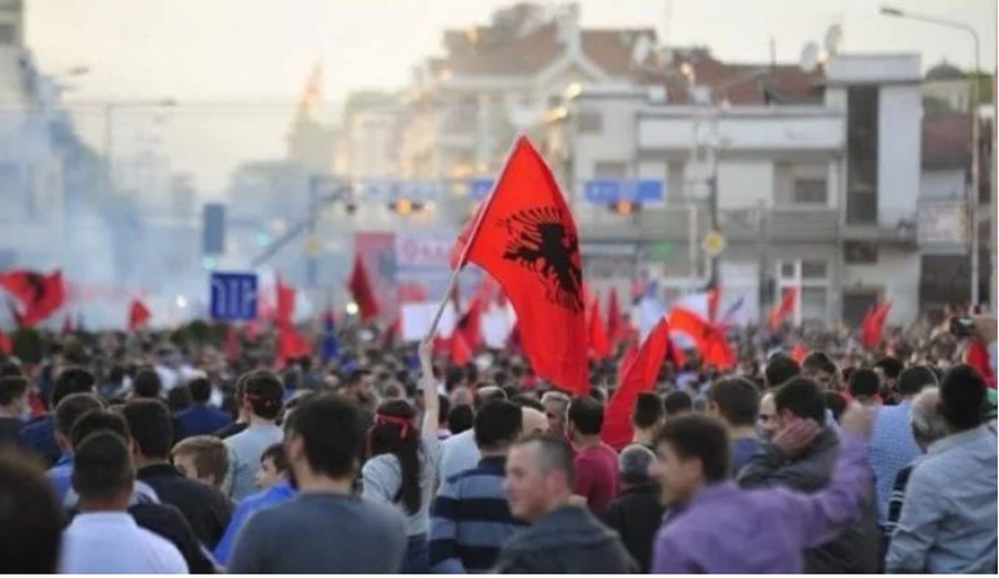 Paradoksi/ Një vend i varfër që paguan si i pasur për