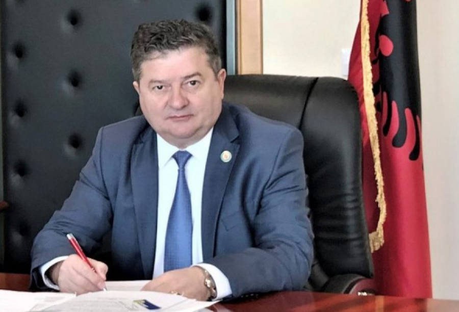 Abuzoi me fondet dhe punësoi familjarë, arrestohet ish-presidenti i