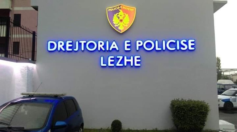 Goditi me sende të forta një të moshuar, pranga