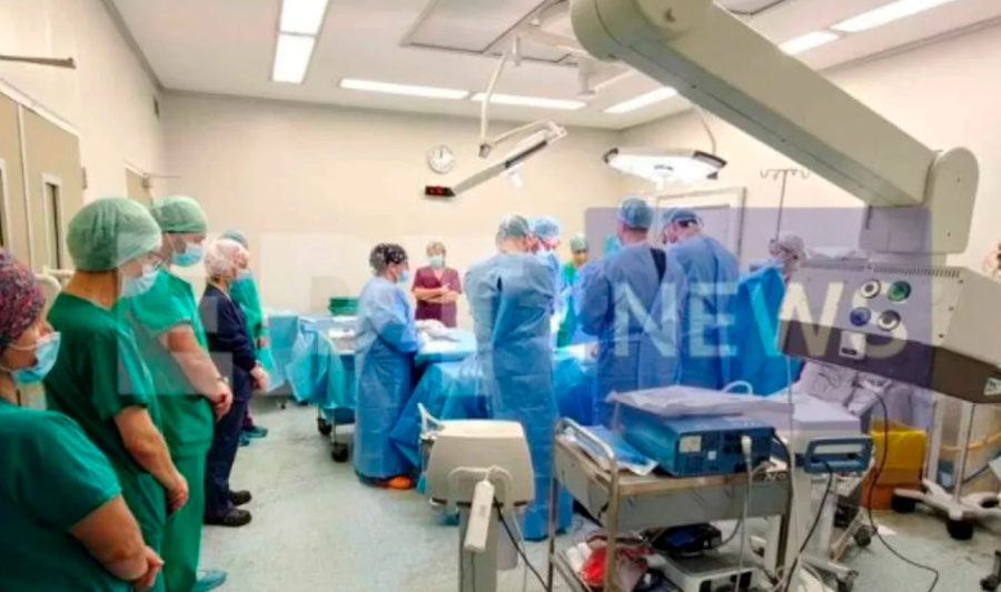 Moment prekës: Mjekët nderojnë 14-vjeçarin para heqjes