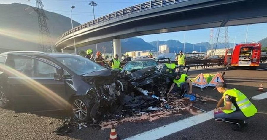 Tragjike në Itali: Makina futet kundravajtje në një