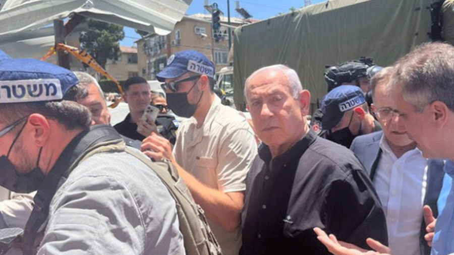 VIDEO/ U përfol se u arratis në Greqi, Netanyahu shfaqet bashkë
