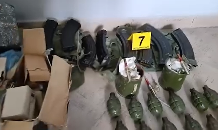 Zbulohet arsenal armatimesh në Vlorë, mijëra fishekë, dy