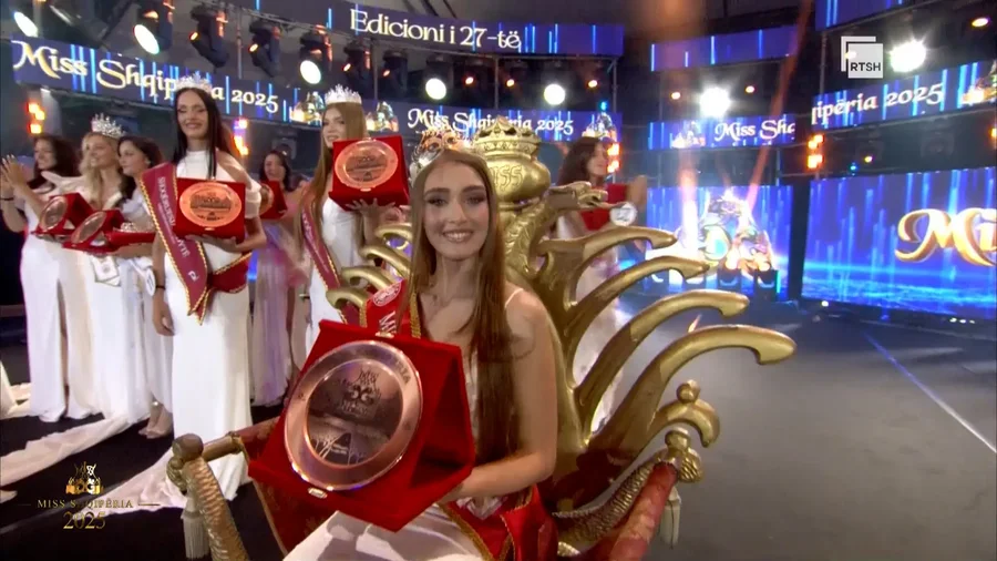 Mbrëmje magjike në Amfiteatër: Miss Shqipëria ka një