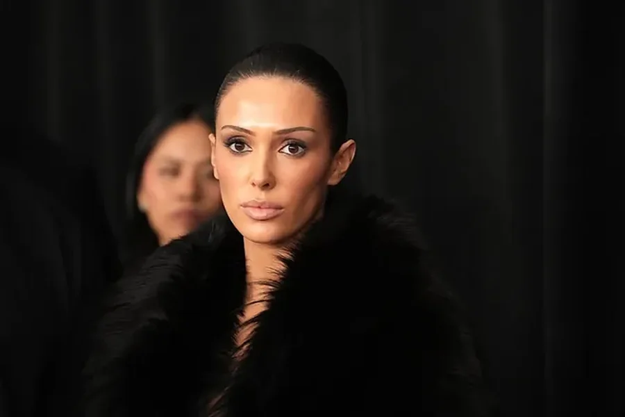 Bianca Censori “shndërrohet” në Kim Kardashian me një