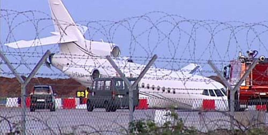 Panik dhe frikë për 150 pasagjerë/ Kabina e avionit mbushet me