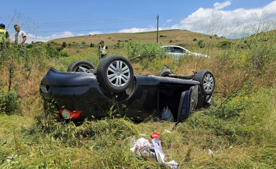 Aksident i frikshëm në Maliq, makina përplaset me