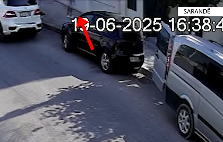 Vidhte çantat me para që linin turistët në makinë,