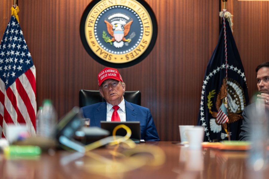 FOTOT historike nga 'Situation Room': Trump (me kapelën