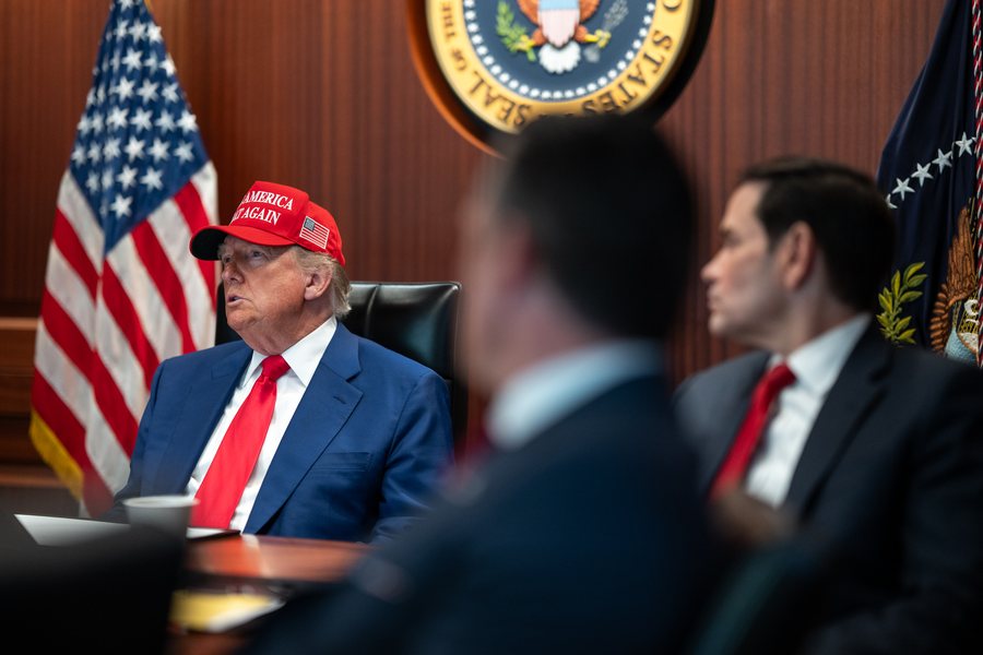FOTOT historike nga 'Situation Room': Trump (me kapelën