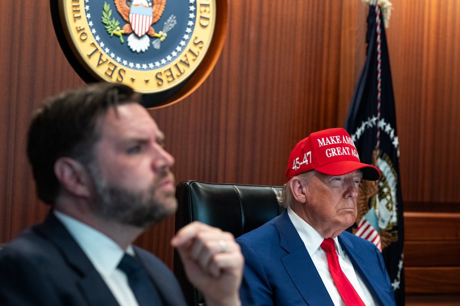 FOTOT historike nga 'Situation Room': Trump (me kapelën