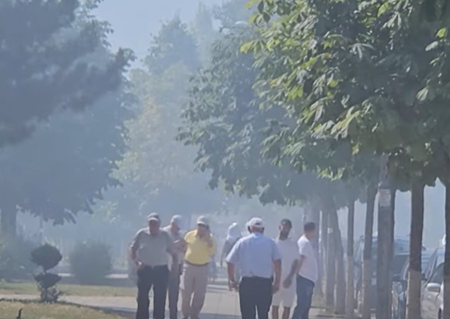 Prej 24 orësh banorët e Kukësit thithin tymin e mbetjeve të