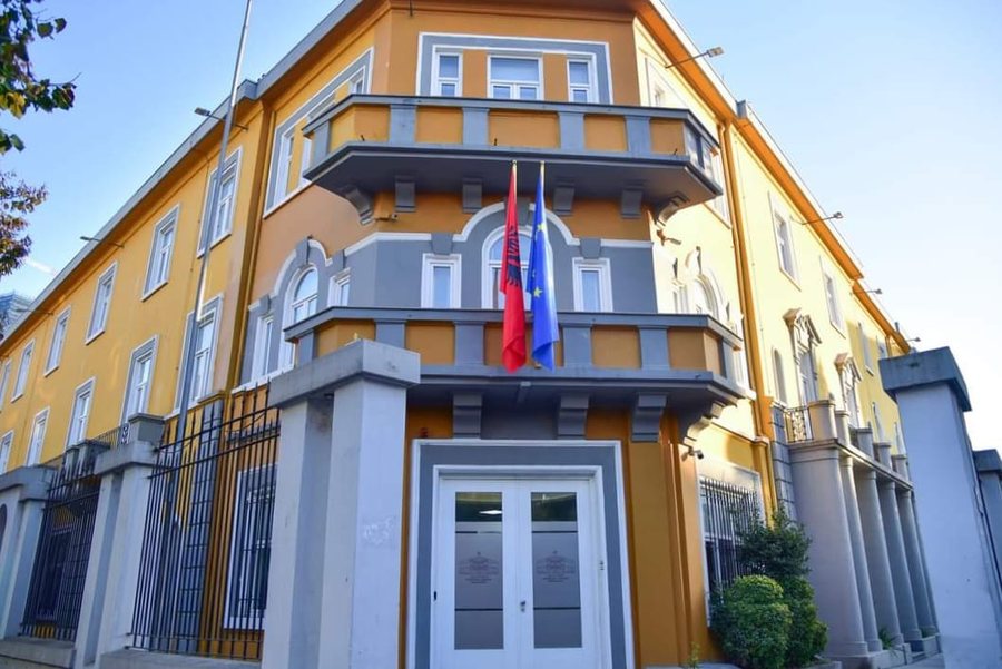 Si dolën tezat e provimit të maturës? Reagon Ministria e Arsimit: