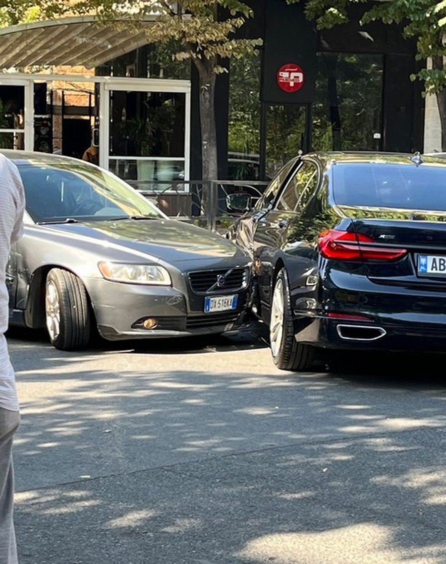 Aksident në kryeqytet, “Taksi Lux” përplaset me dy makina