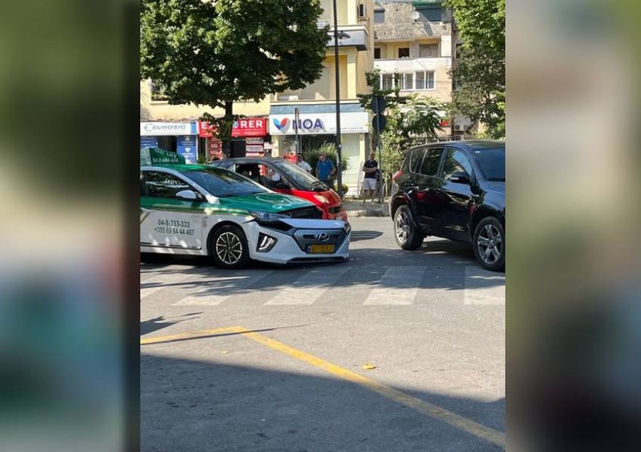 Aksident në kryeqytet, “Taksi Lux” përplaset me dy makina