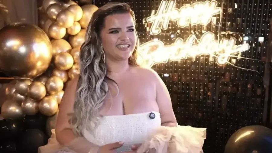 Gresa Gashi u përgjigjet kritikave për veshjen: E organizova