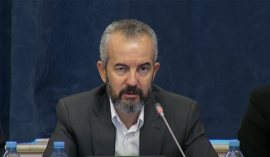 "U përdor administrata dhe pati gjuhë armiqësore",