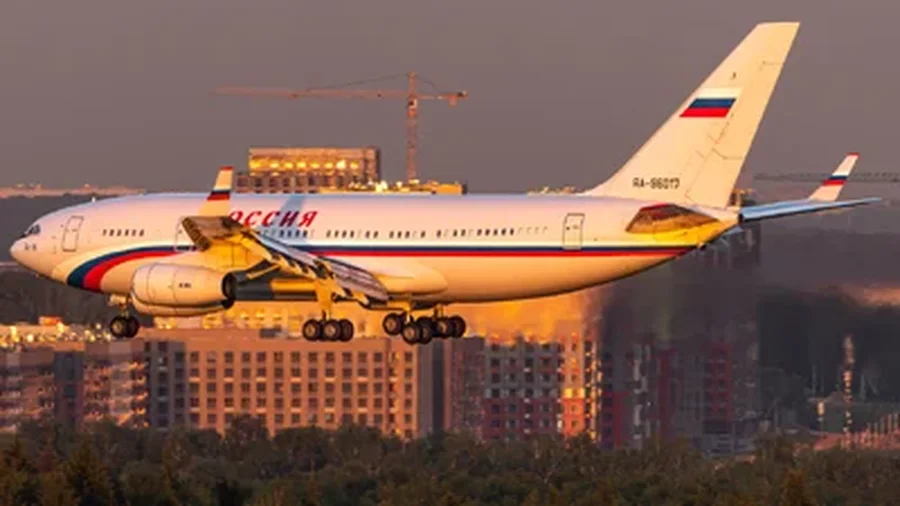 Fillojnë bisedemit për paqen? Një avion qeveritar rus ulet