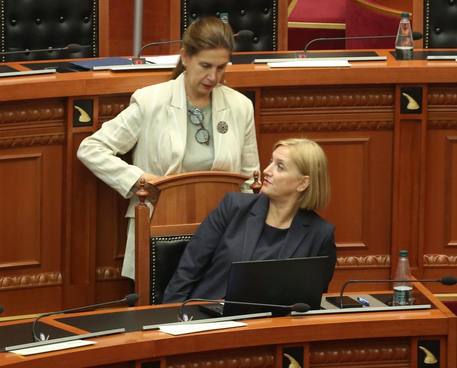 E qeshura “pushton” Kuvendin! Manja dhe Dhima kapen mat, Rama i