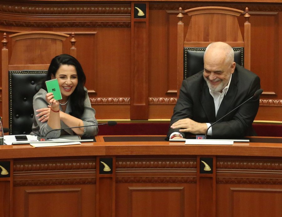 E qeshura “pushton” Kuvendin! Manja dhe Dhima kapen mat, Rama i